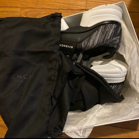 Givenchy Sneaker - Picture 3 of 4